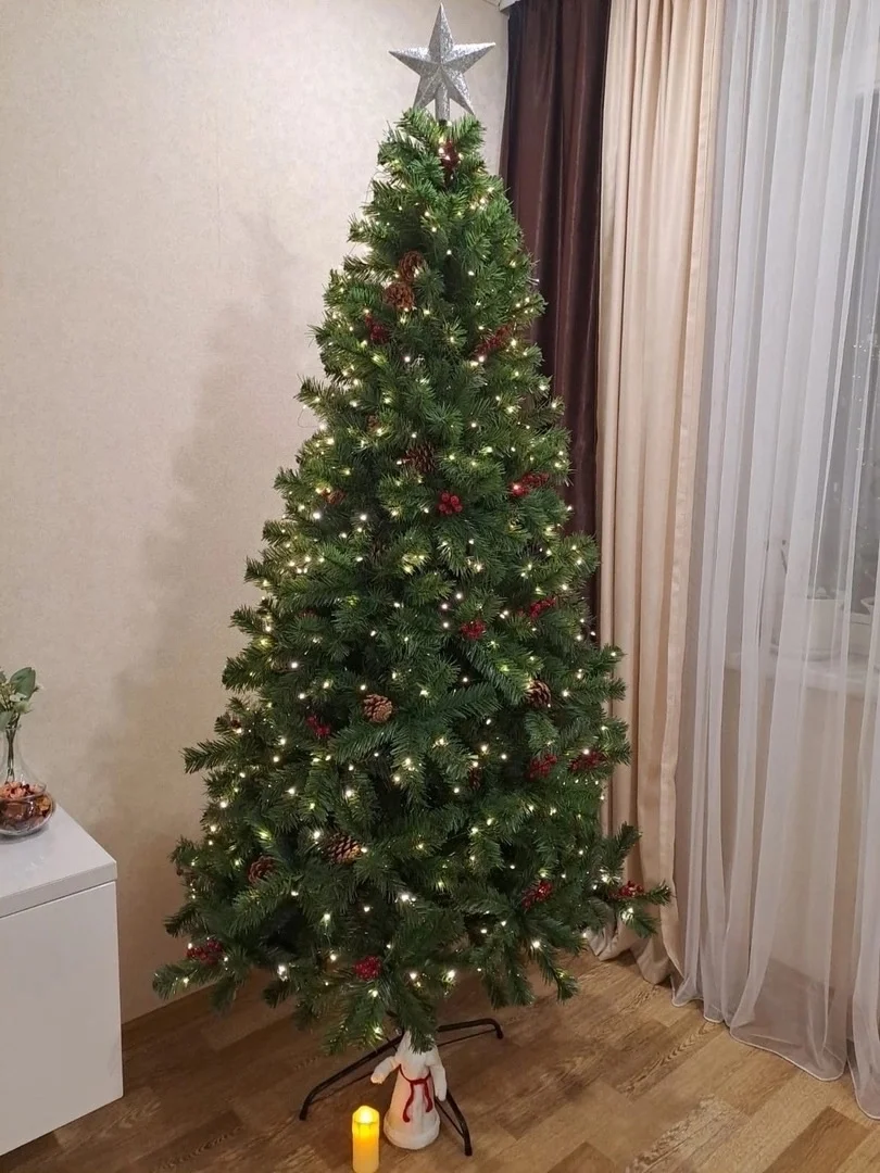 Елка с шишками и ягодами