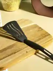 Лопатка кулинарная с прорезями нейлон, Черная кухонная лопатка