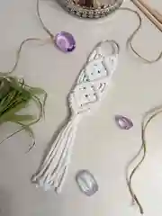 Белый брелок/украшение для ключей, сумки, рюкзака в технике макраме. 1шт