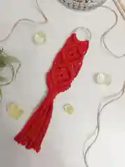 Красный брелок/украшение для ключей, сумки, рюкзака в технике макраме. 1шт