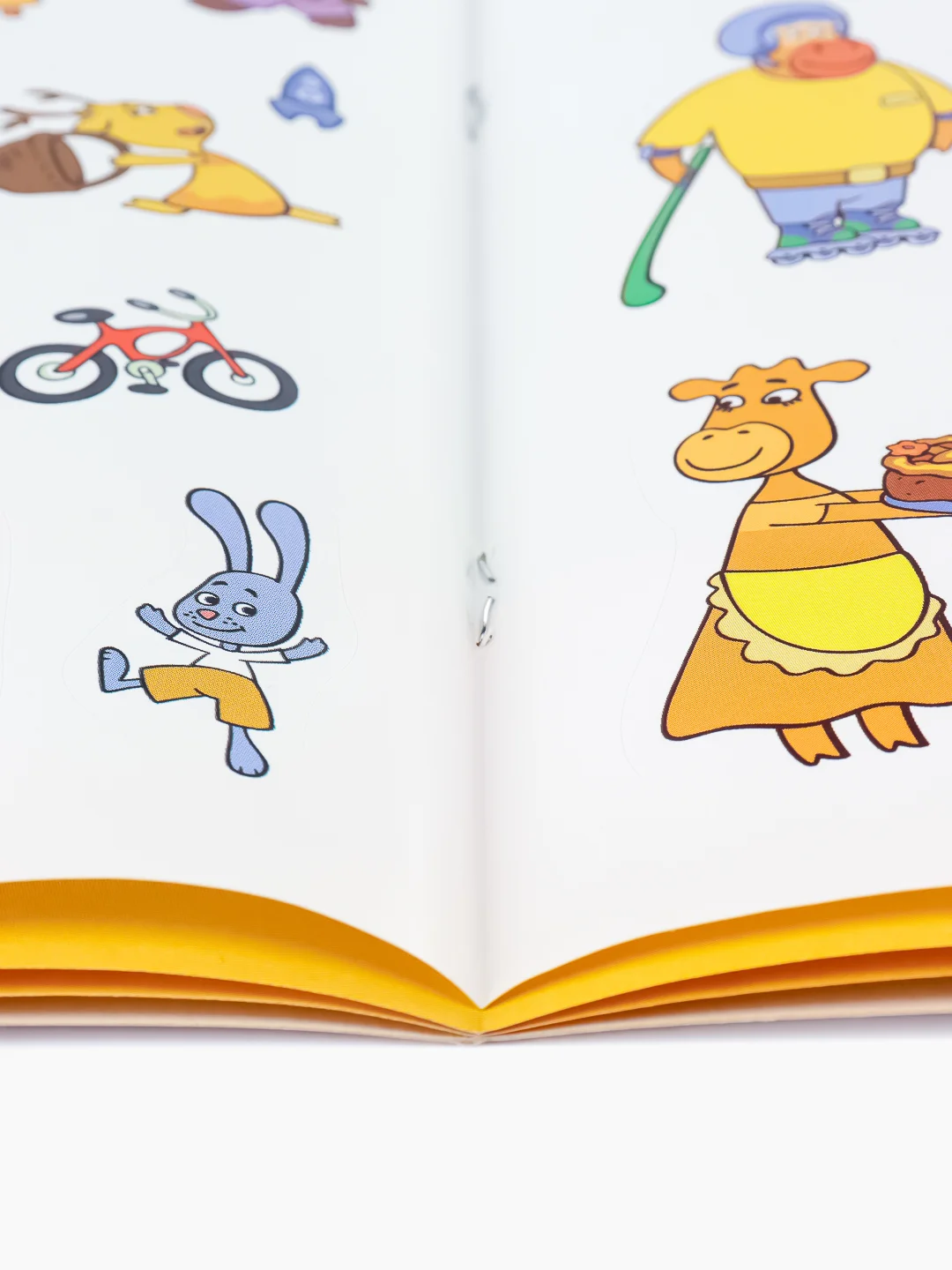 Книжка для развития малышей Забавная семейка Активити А5 наклейками Оранжевая корова игра