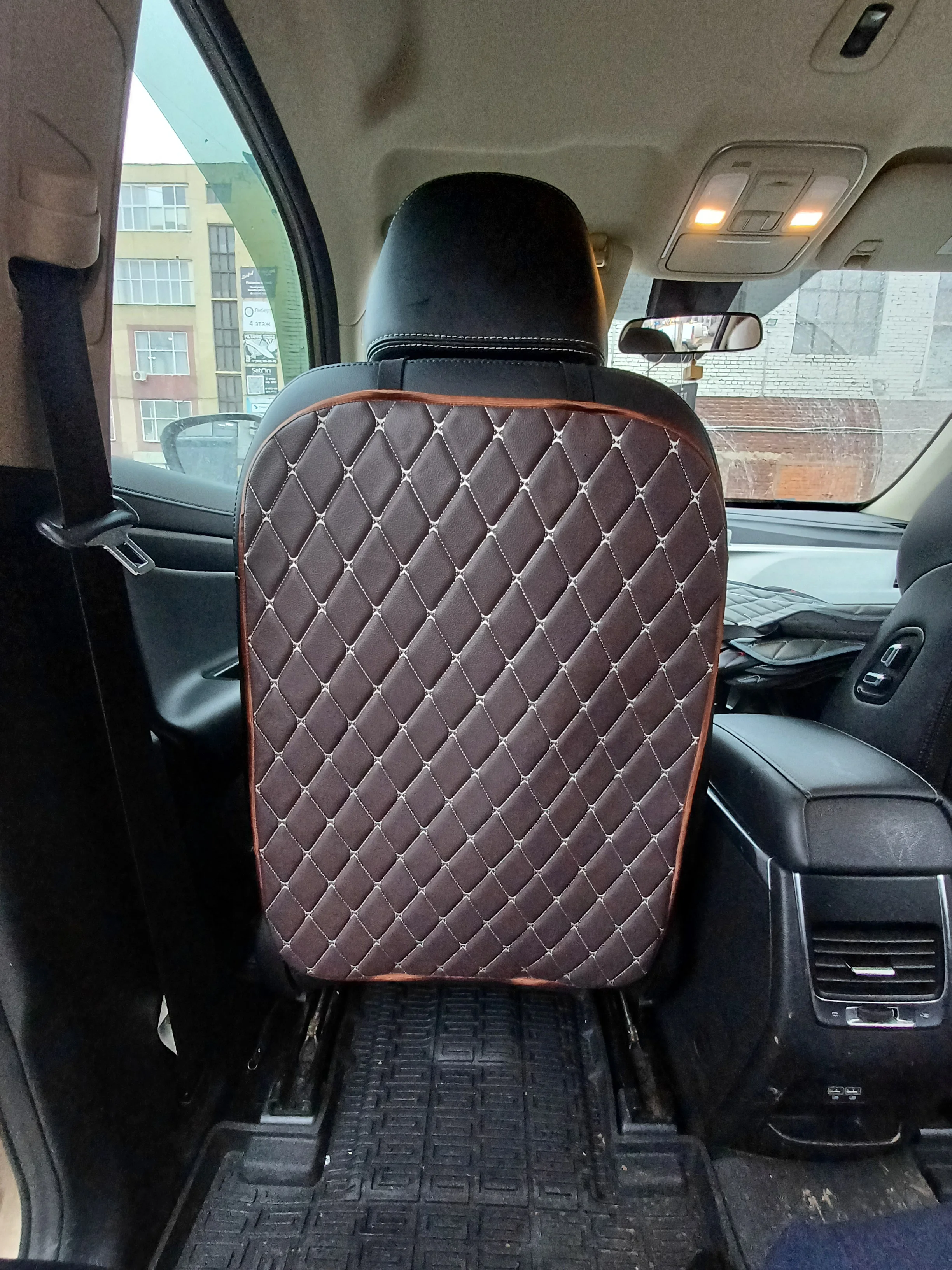 Шоколадный защита спинки автомобильного сиденья из экокожи / чехол накидка на скинку сиденья