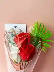 Алый букет из мыльных цветов, роз Декоративный букет, мыльные розы