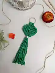 Зеленый брелок/украшение для ключей, сумки, рюкзака в технике макраме "Сердце". 1шт