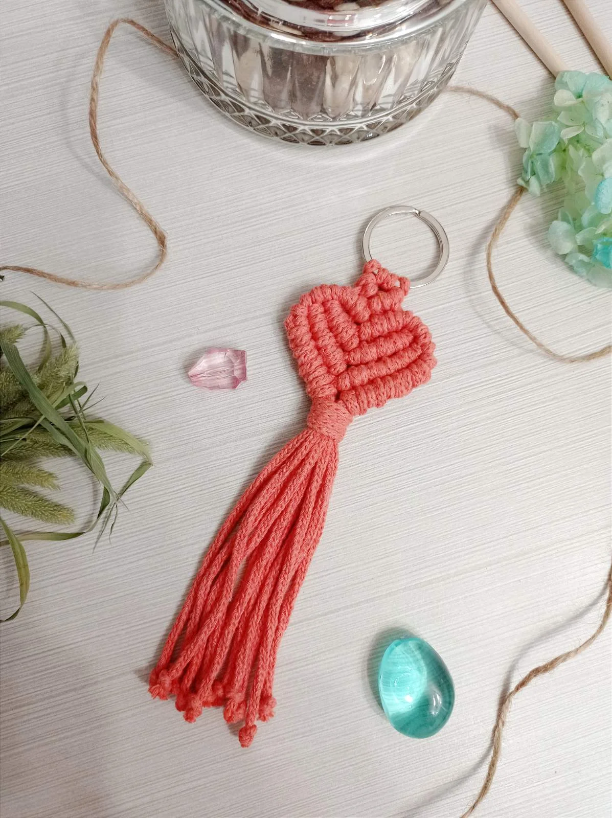 Коралловый брелок/украшение для ключей, сумки, рюкзака в технике макраме "Сердце". 1шт
