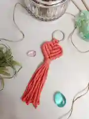 Коралловый брелок/украшение для ключей, сумки, рюкзака в технике макраме "Сердце". 1шт