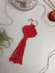 Красный брелок/украшение для ключей, сумки, рюкзака в технике макраме "Сердце". 1шт