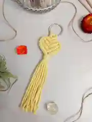 Светло-жёлтый брелок/украшение для ключей, сумки, рюкзака в технике макраме "Сердце". 1шт