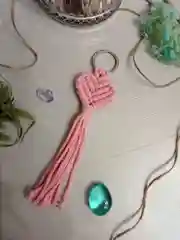 Розовый брелок/украшение для ключей, сумки, рюкзака в технике макраме "Сердце". 1шт