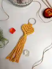 Горчичный брелок/украшение для ключей, сумки, рюкзака в технике макраме "Сердце". 1шт