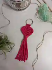 Фуксия брелок/украшение для ключей, сумки, рюкзака в технике макраме "Сердце". 1шт
