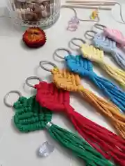Бирюзовый брелок/украшение для ключей, сумки, рюкзака в технике макраме "Сердце". 1шт