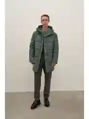 Зеленый пальто утепленное с капюшоном