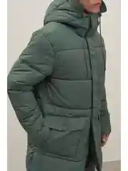 Зеленый пальто утепленное с капюшоном