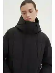 Черный пальто утепленное с капюшоном