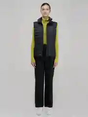 Черный утепленный жилет