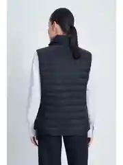 Черный утепленный жилет