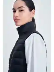 Черный утепленный жилет