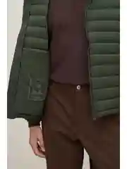 Зеленый пуховик с капюшоном
