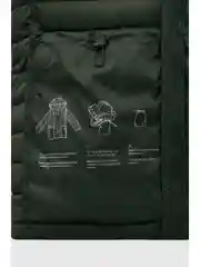 Зеленый пуховик с капюшоном