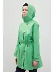 Зеленый укороченный плащ с капюшоном
