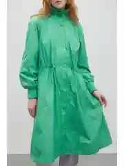 Зеленый плащ с поясом на кулиске