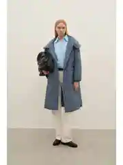 Бежевый пальто утепленное с капюшоном