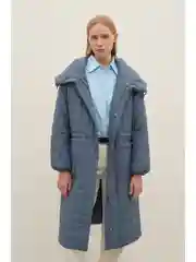 Бежевый пальто утепленное с капюшоном
