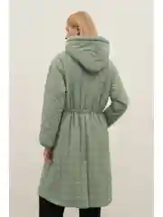 Зеленый пальто утепленное с капюшоном