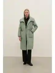 Зеленый пальто утепленное с капюшоном