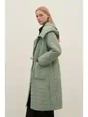 Зеленый пальто утепленное с капюшоном