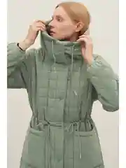 Зеленый пальто утепленное с капюшоном
