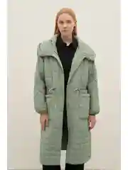 Зеленый пальто утепленное с капюшоном