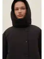 Черный пуховое пальто с капюшоном