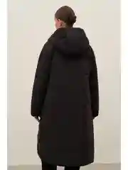 Черный пуховое пальто с капюшоном