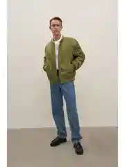 Хаки утепленный бомбер с капюшоном