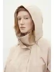 Бежевый плащ с капюшоном