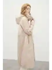 Бежевый плащ с капюшоном