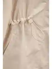Бежевый плащ с капюшоном