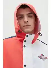Розовый ветровка с капюшоном и контрастными деталями