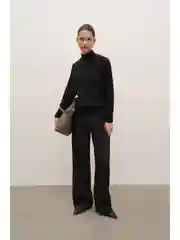 Черный трикотажный женский джемпер с длинным рукавом