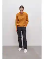 Желтый трикотажный женский джемпер с длинным рукавом