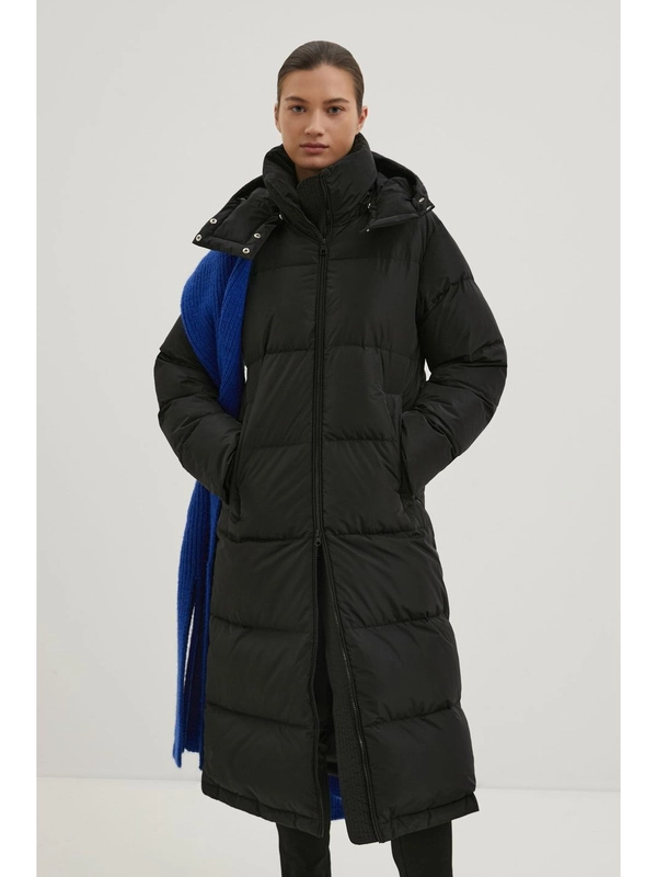 Стеганое пуховое пальто oversize силуэта