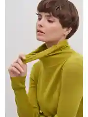 Желтый джемпер женский прямого силуэта