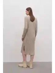 Вязаное платье с длинным рукавом