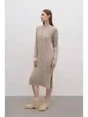 Бежевый вязаное платье с длинным рукавом
