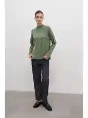 Зеленый трикотажный женский джемпер