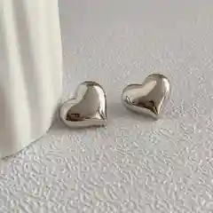 Серебряный серьги "Сердце", гвоздики, сережки женские , пусеты, трендовые серьги