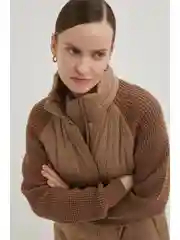 Утепленное полупальто с вязаными рукавами