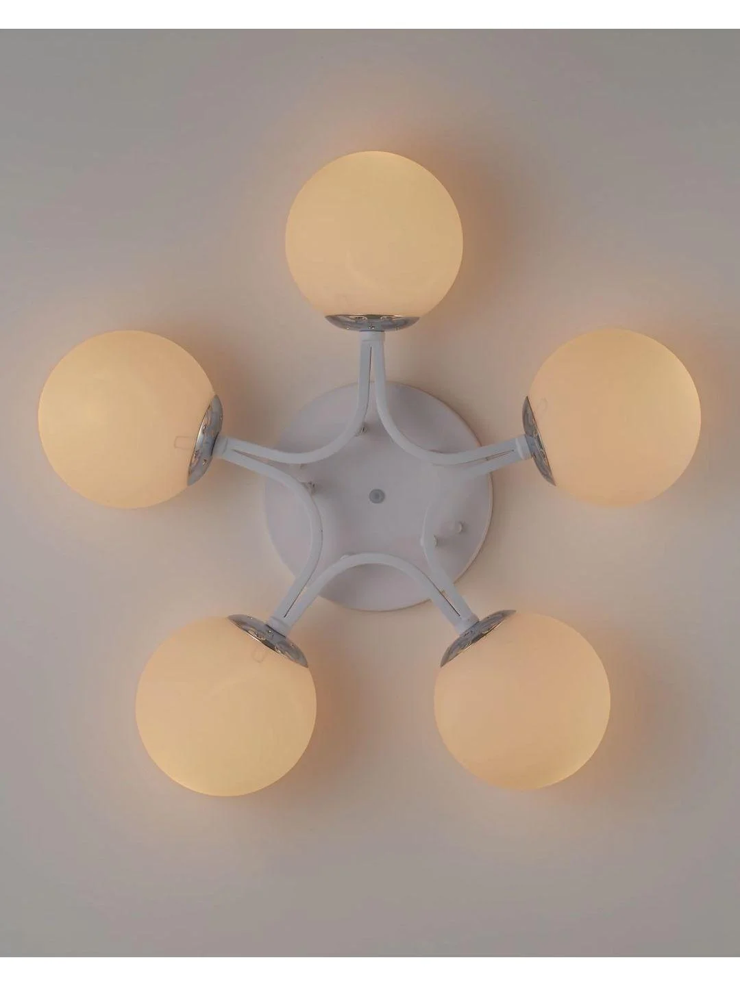 Белый люстра потолочная на штанге Moderli V1151-4P Circle 4*E27*60W белый белыйCircle1 - белый